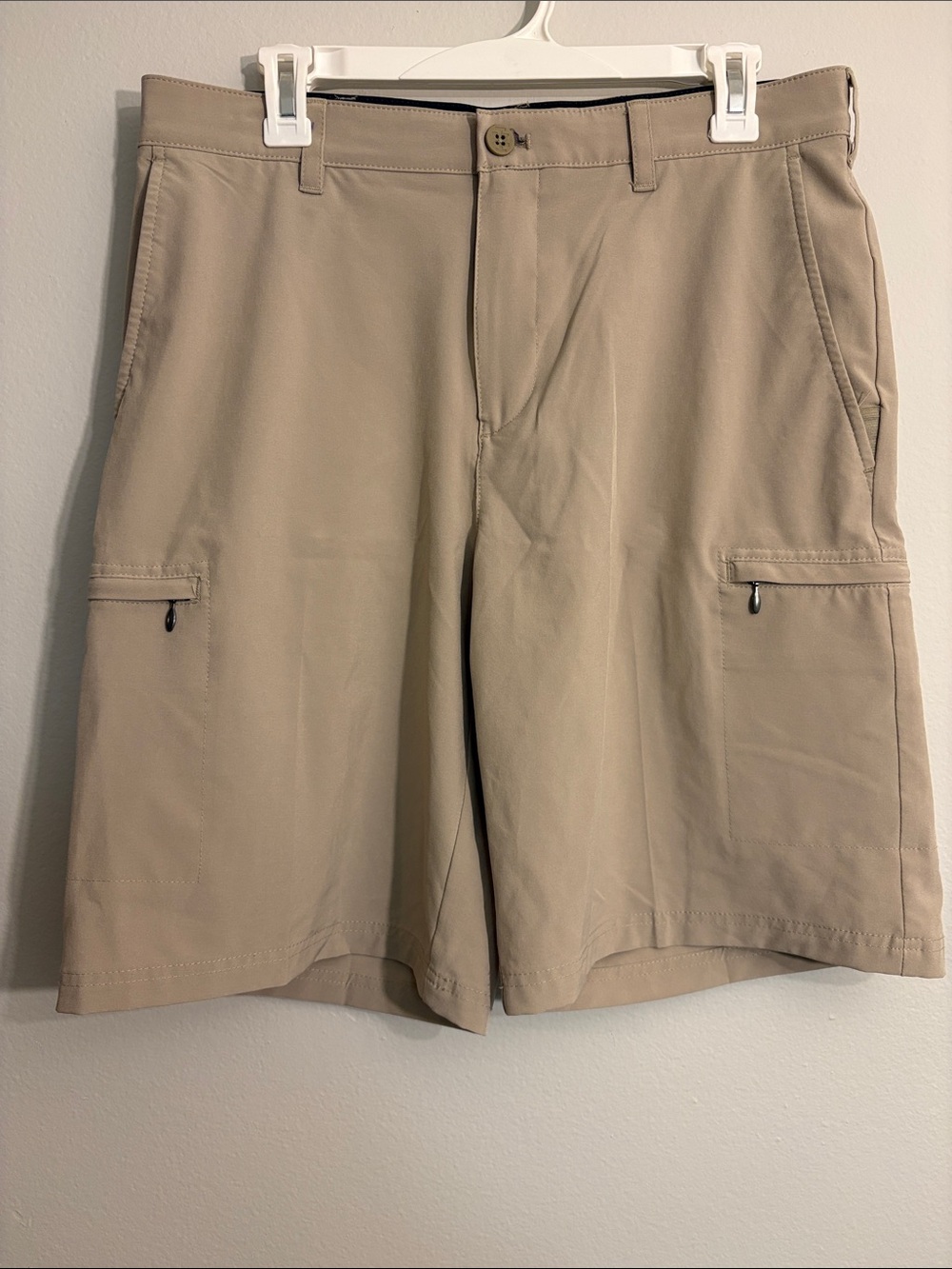 IZOD Golf Men's Tan Cargo Shorts size 32